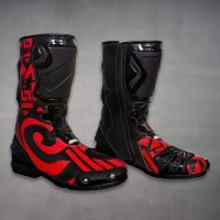 Botas de moto negro y rojo