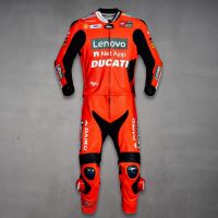Traje de motociclista de cuero